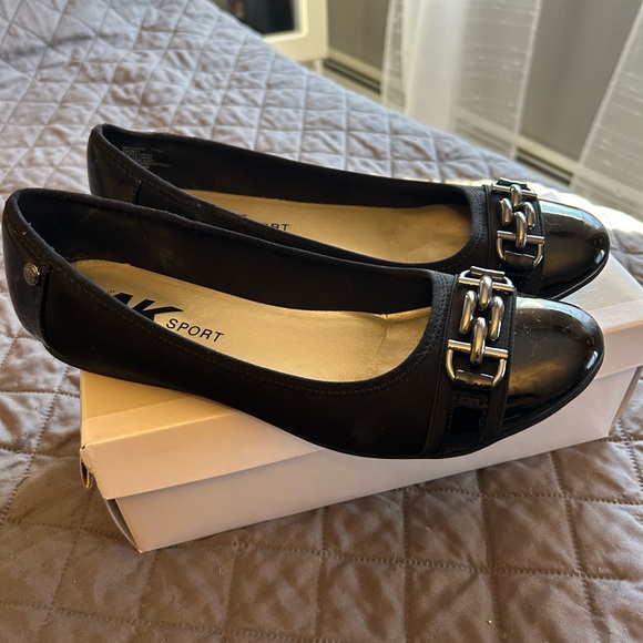 Black Anne Klein sport flats, excellent condition. - Picture 2 of 4